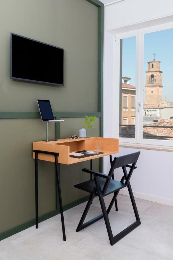 Bnbiz - Coworking Hotel Fiorenzuola dʼArda Exteriör bild