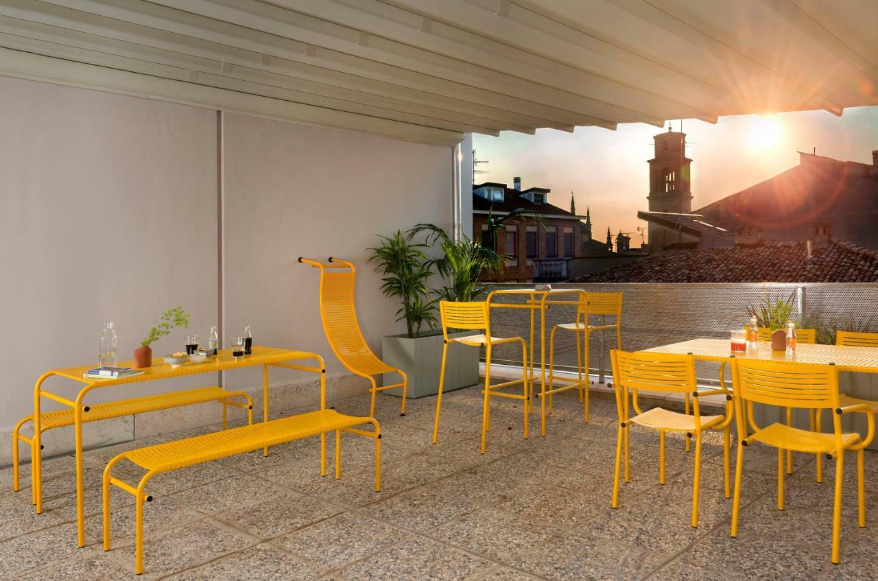 Bnbiz - Coworking Hotel Fiorenzuola dʼArda Exteriör bild