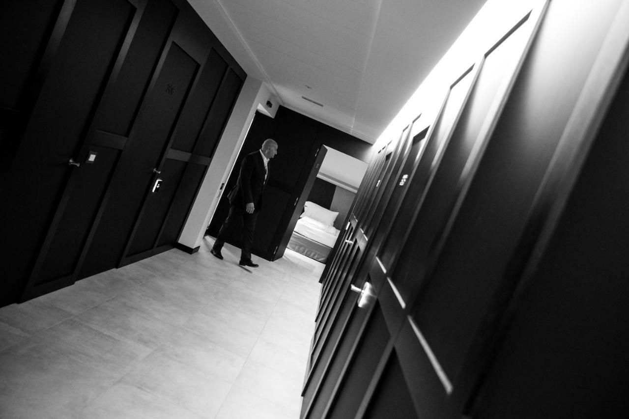 Bnbiz - Coworking Hotel Fiorenzuola dʼArda Exteriör bild