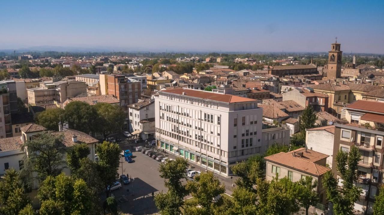 Bnbiz - Coworking Hotel Fiorenzuola dʼArda Exteriör bild